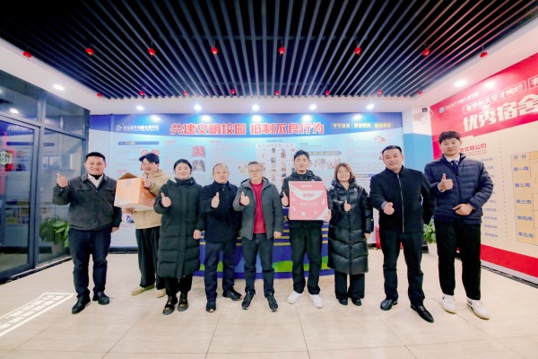 南京新華吳元紅校長晚間慰問查寢，并為學生送關懷！